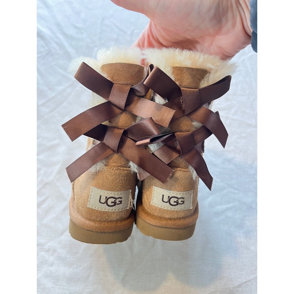 UGG Kids Bailey‎ Bow II Chestnut Suede Sheepskin Winter Boots Brown Bows Sz. 9
